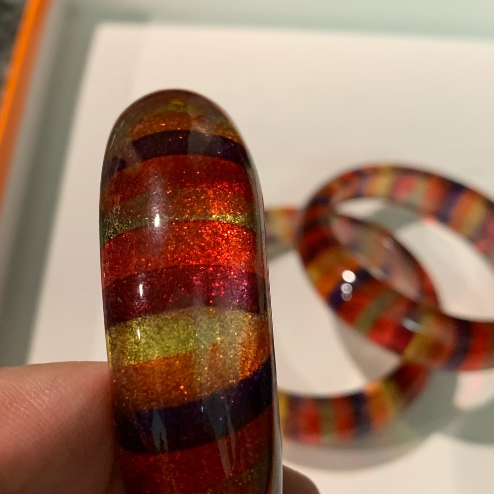 One vintage lucite bangle